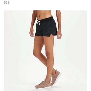 Vuori clementine shorts in black camo EUC